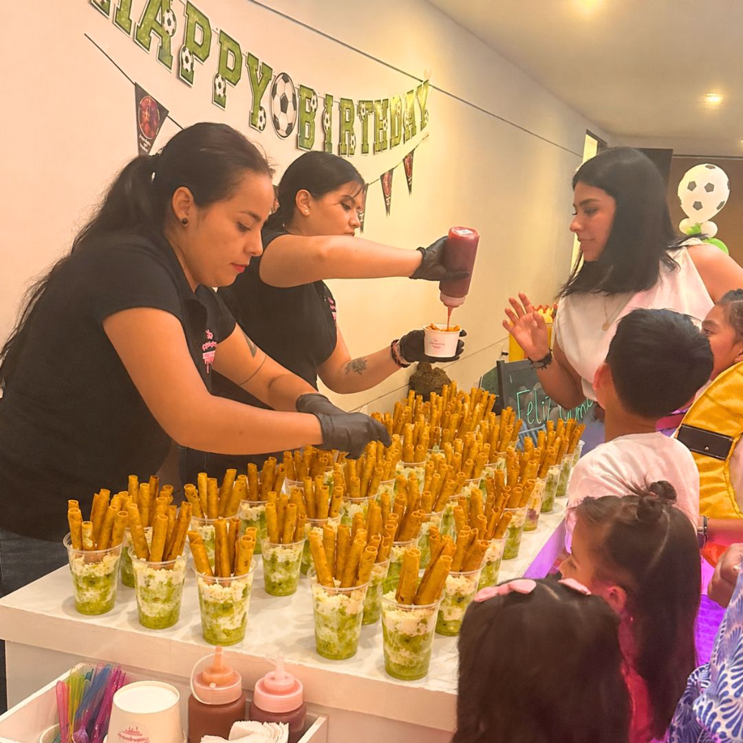 Flautas para eventos servidas en fiesta en CDMX