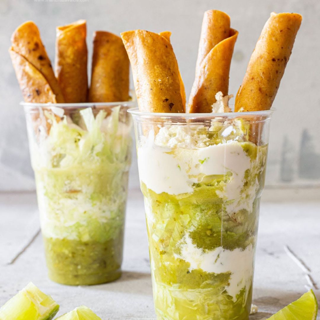 Flautas para fiestas con salsa y guarniciones en CDMX